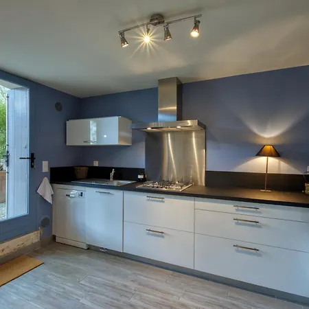 Fripouille - A 100 M De La *