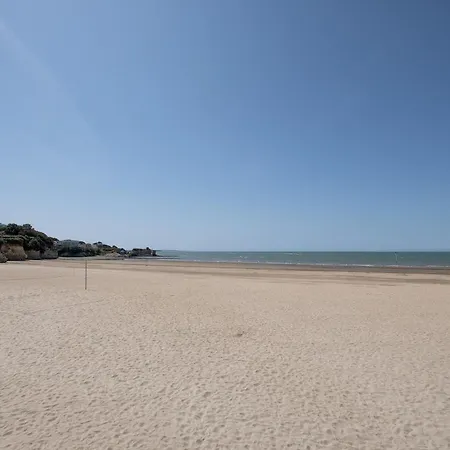 Fripouille - A 100 M De La *